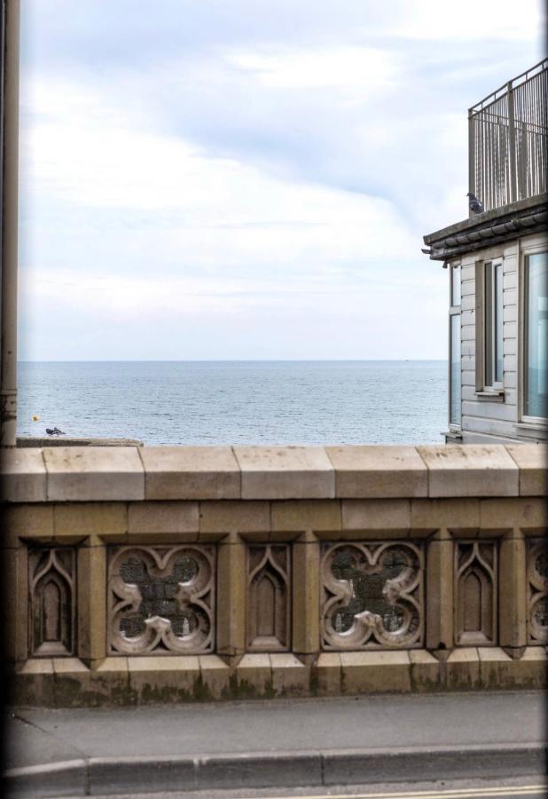 Ammonite Luxury Beachfront Apartamento