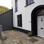 Burton House Apartment