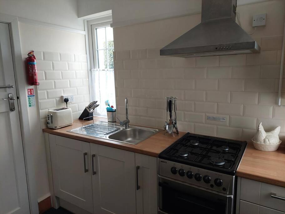 Private Apartment, Parking, Sea And Country Views *
